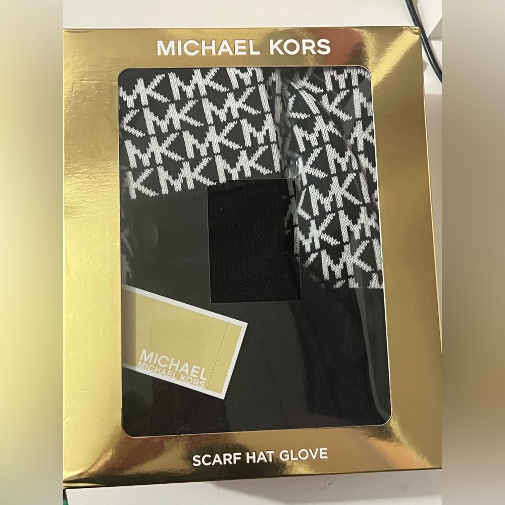 MICHAEL KORS BLACK & WHITE SIGNATURE LOGO SCARF & HAT SET ONLY..NO GLOVES